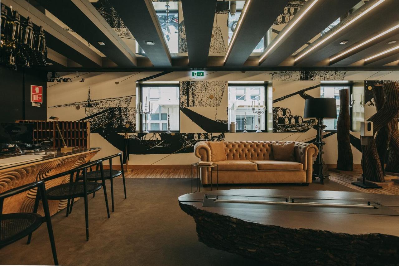 Torel Avantgarde Porto Exterior foto Interior of a Starbucks Reserve store in Milan, Italy